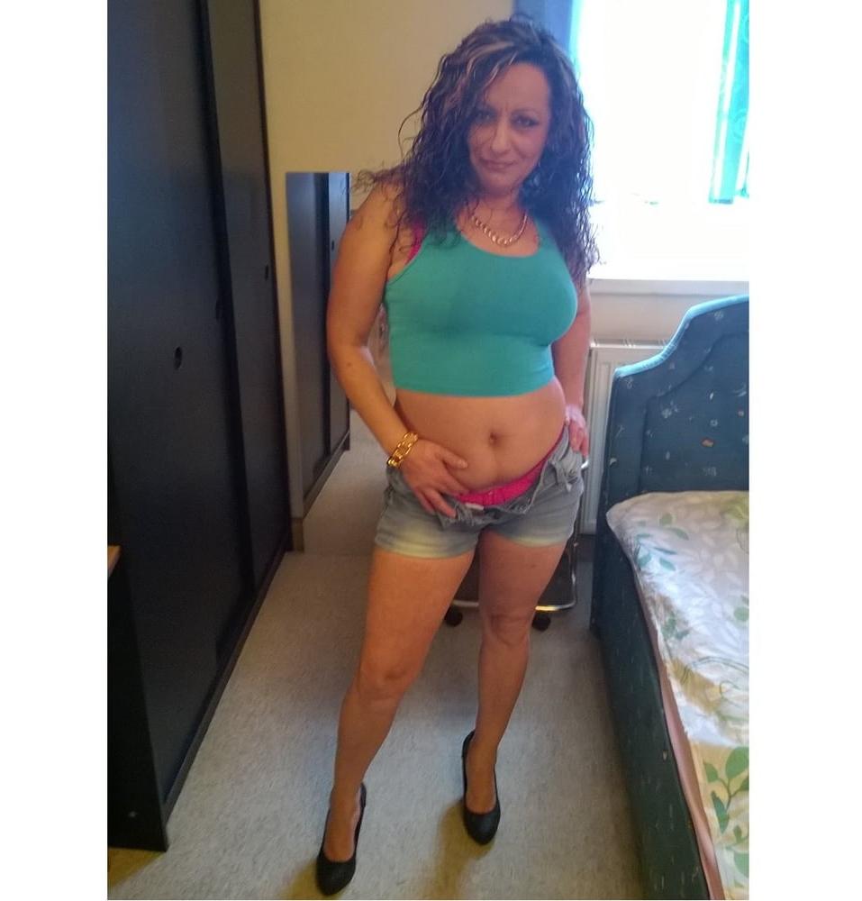 25P HUN-MAGYAR GYPSY SEXY MILF 75 MOM AT DAY WHORE AT NIGHT