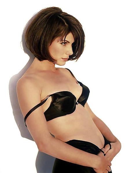 25P Celebrities Cleavage 01