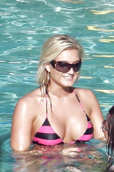 25P Celebrities Cleavage 01