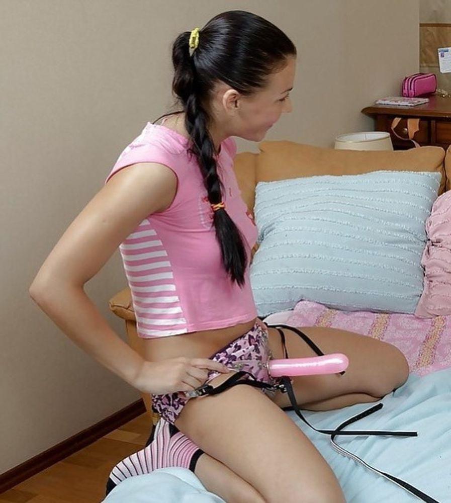 25P Women Wearing Strap-on 011