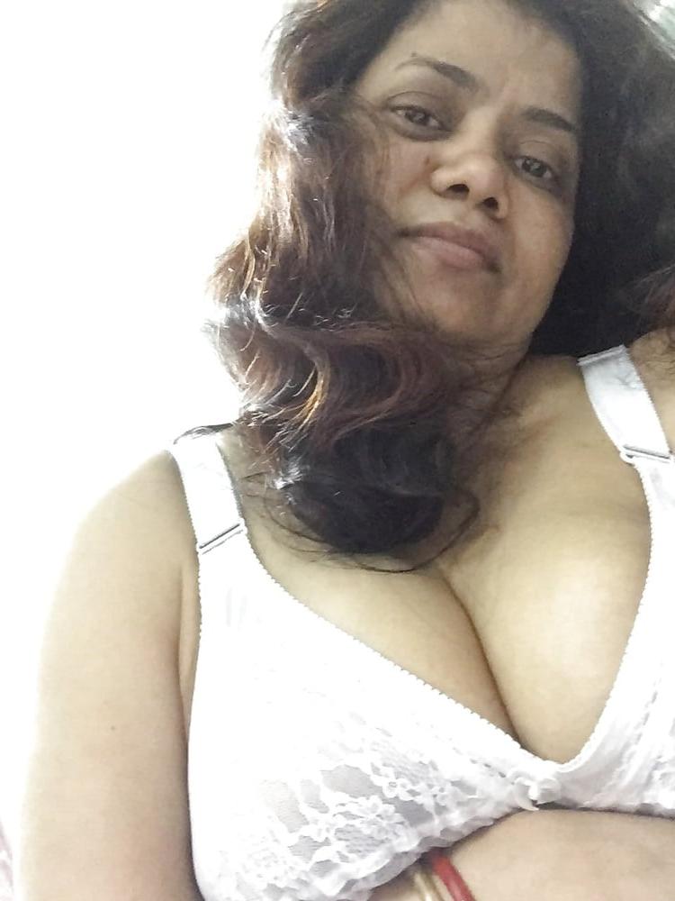 19P BBW Desi Indian aunty big boobs and hairy pussy(112)