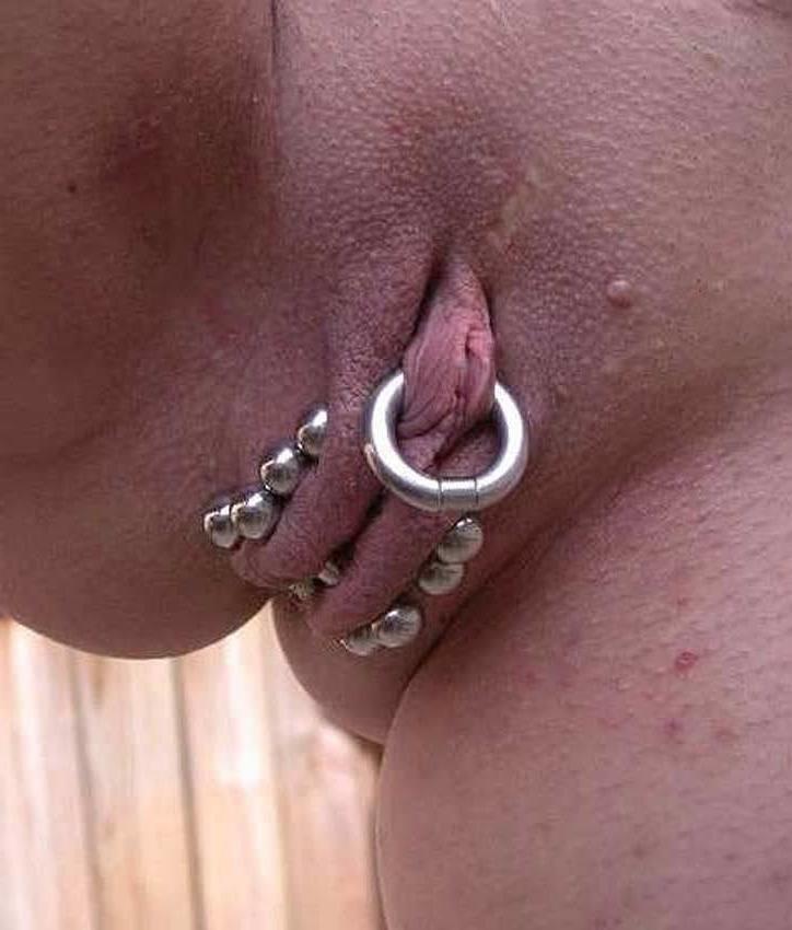 20P Pierced pussy 01