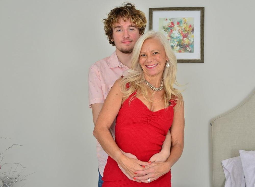 16P Mom loves younger 004.