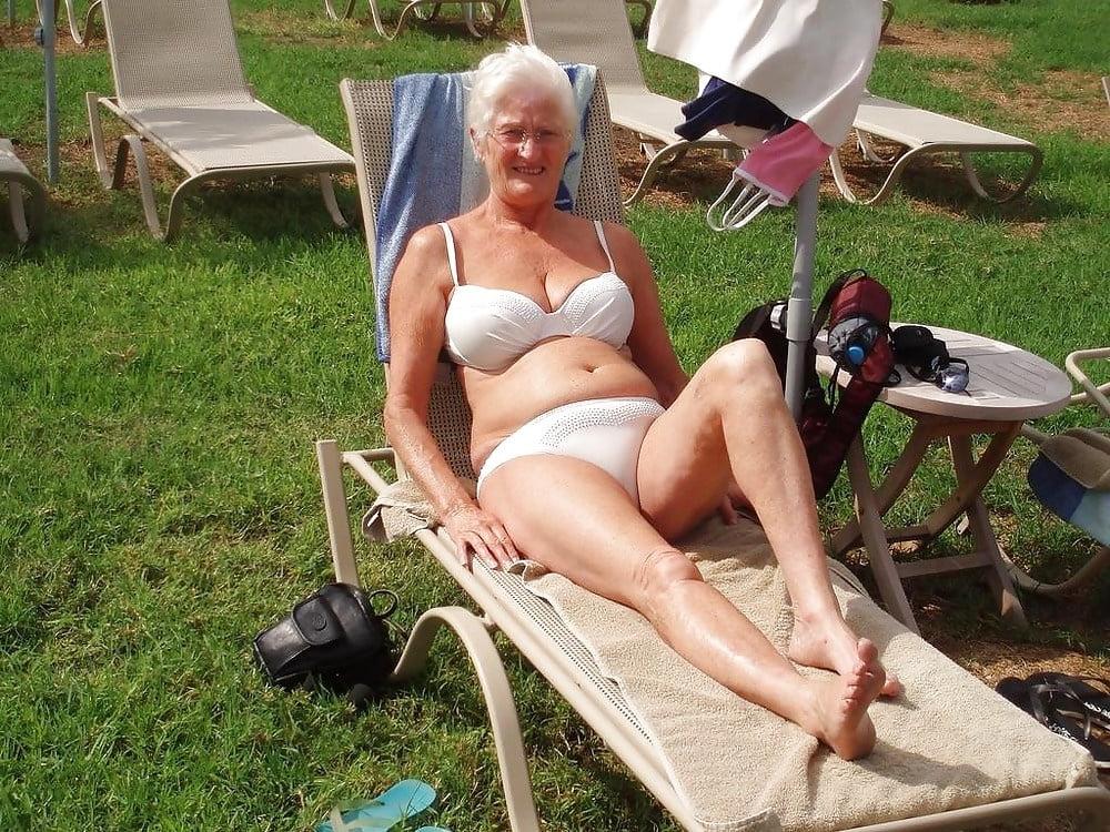 25P Mature Women in Bikinis (set 2)