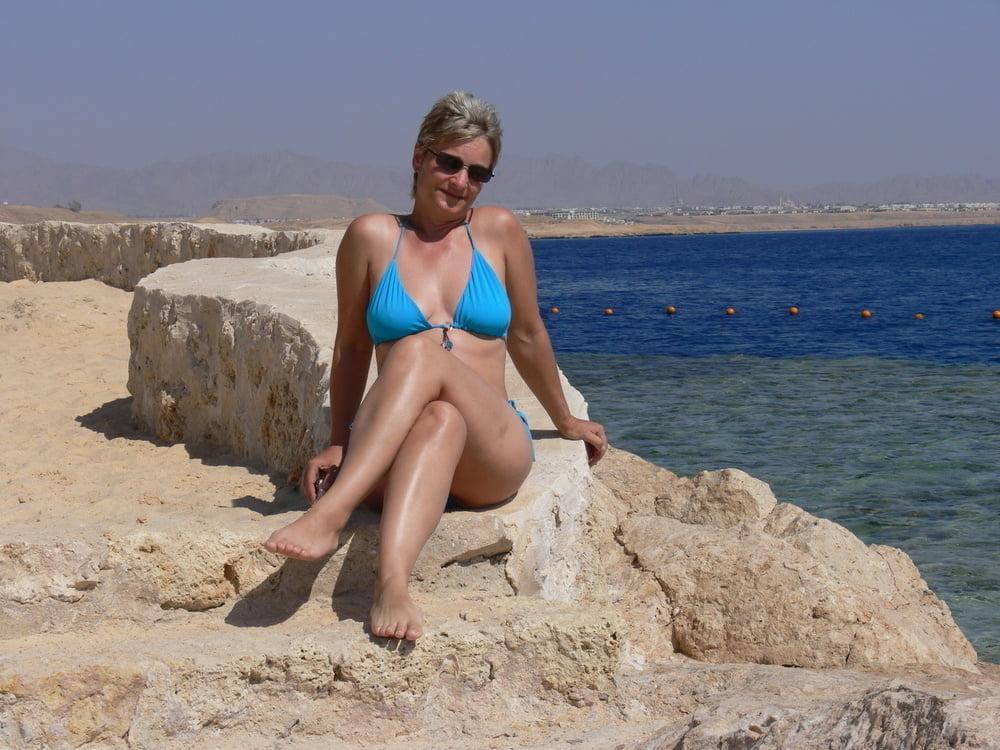25P Mature Women in Bikinis (set 2)