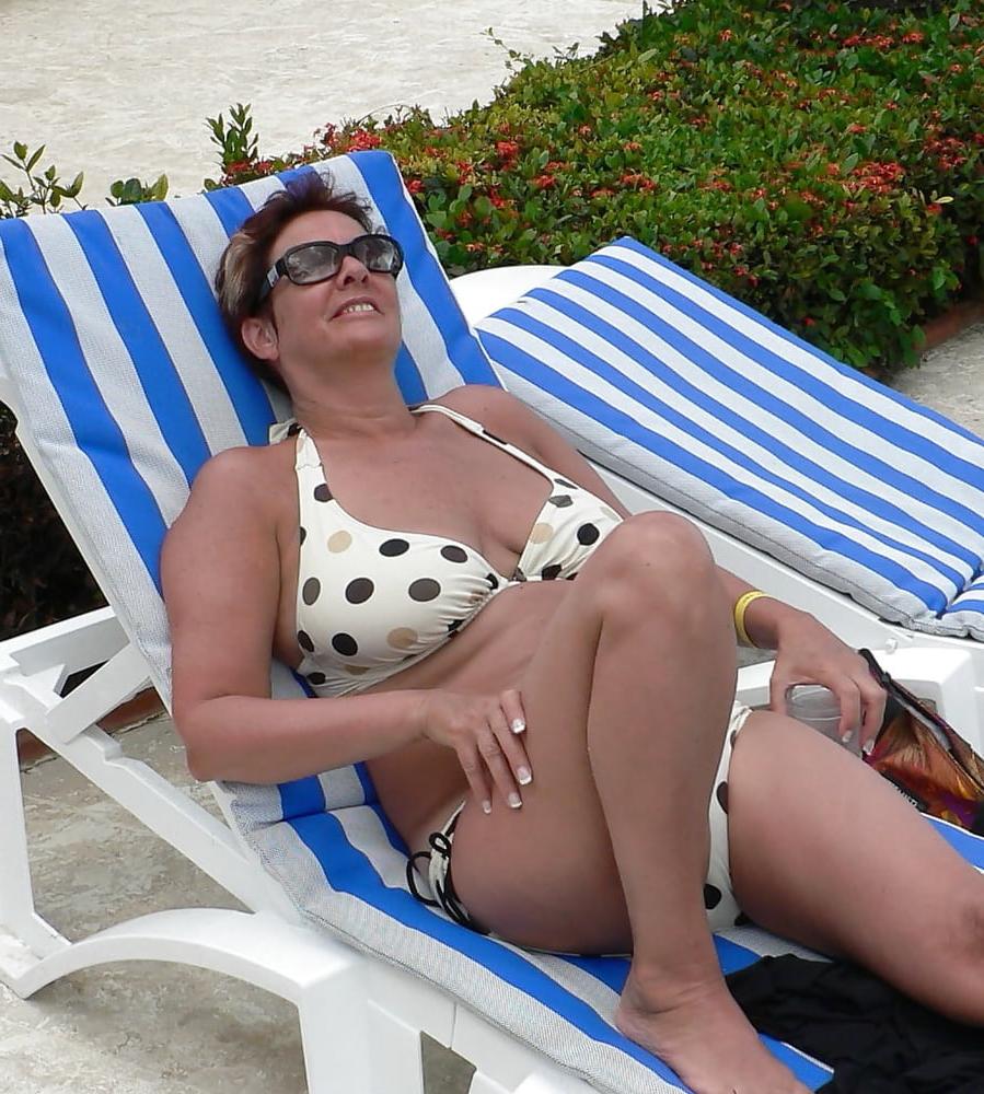 25P Mature Women in Bikinis (set 2)
