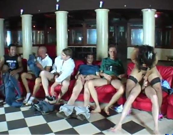 7P NellaMoglieTroia Gangbang con 10 cazzi mi sfondano