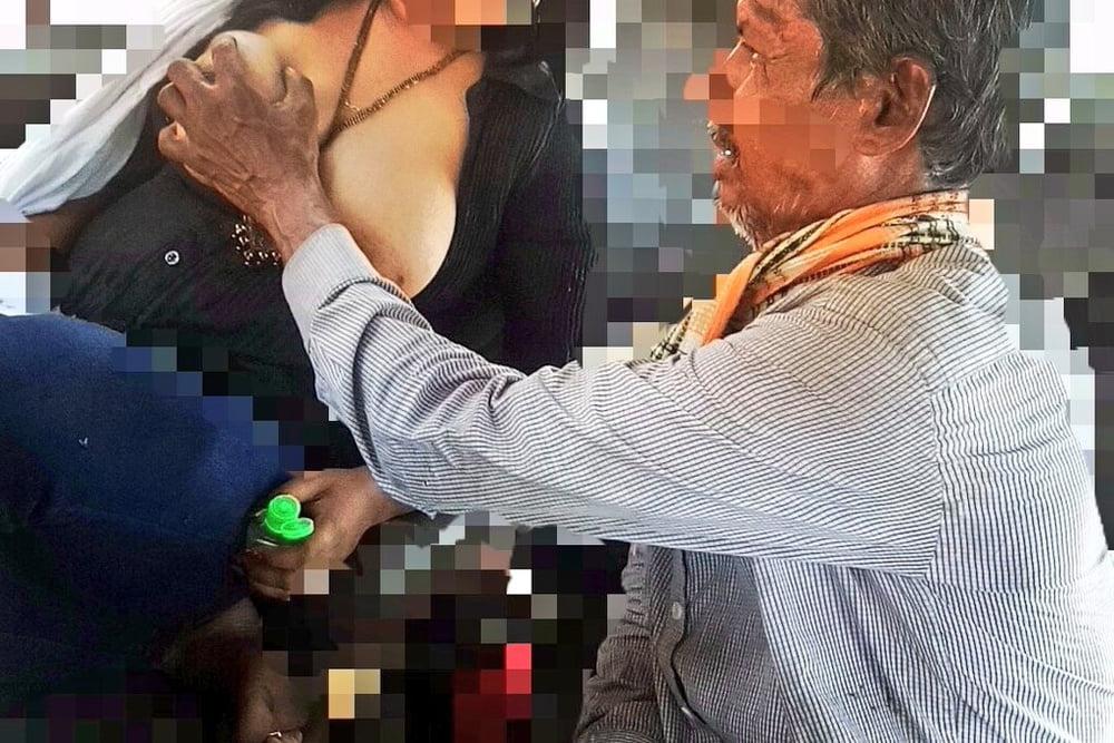 11P Big boobs flash to begger  in public Street