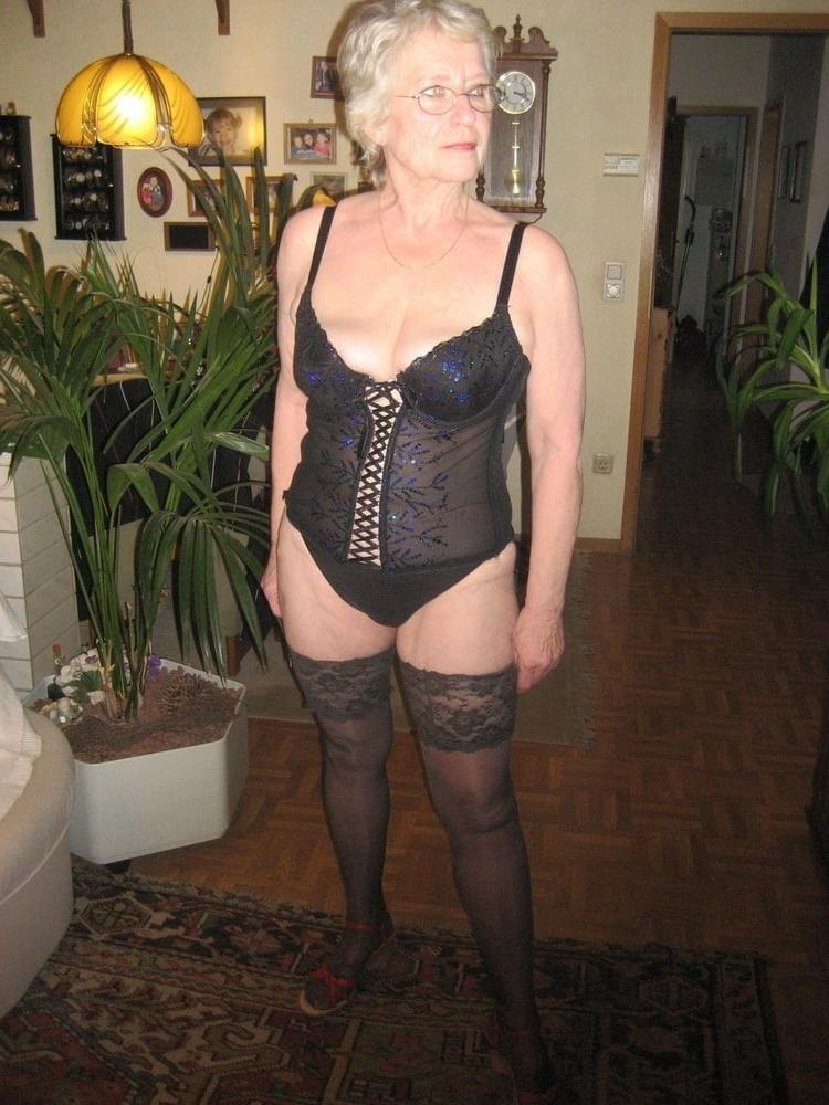 25P MATURE SLUTS WEAR STOCKINGS 52