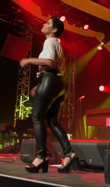 14P Nelly Furtado's Massive Booty