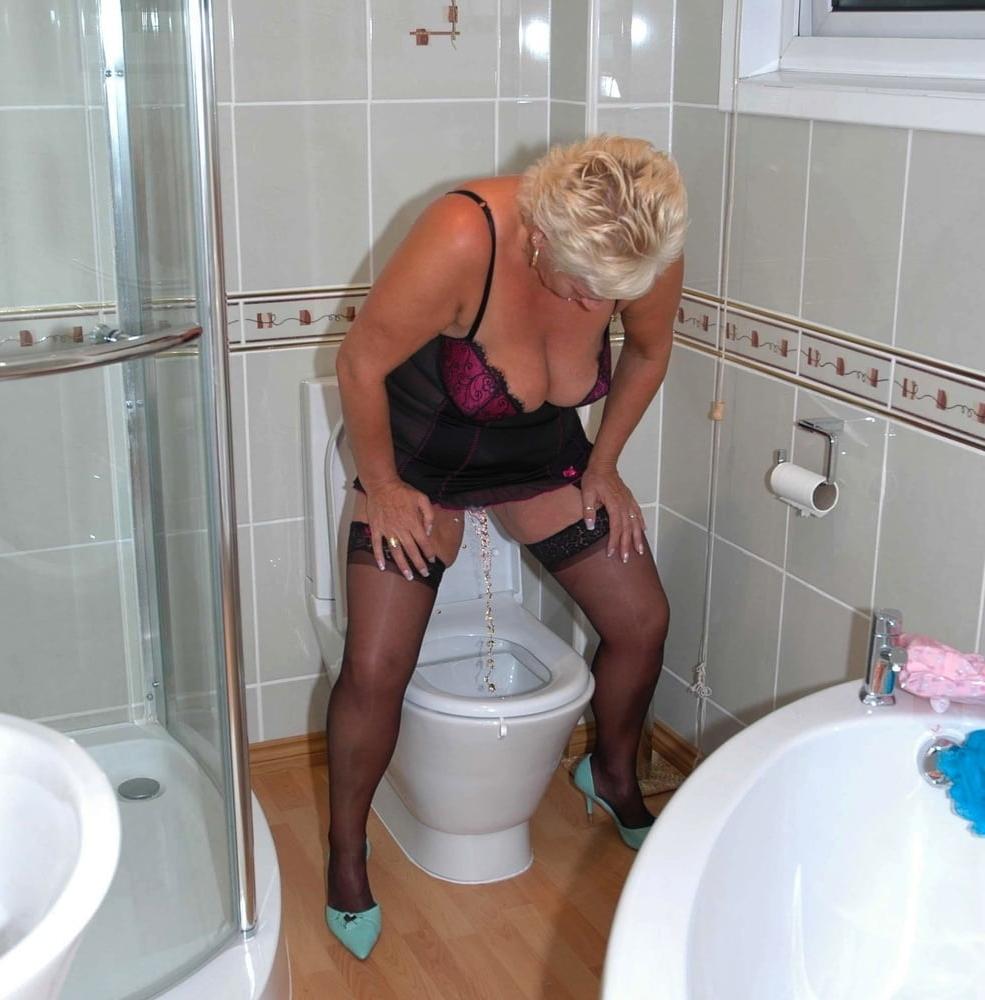25P Mature &amp; Grannys (Pee) 011