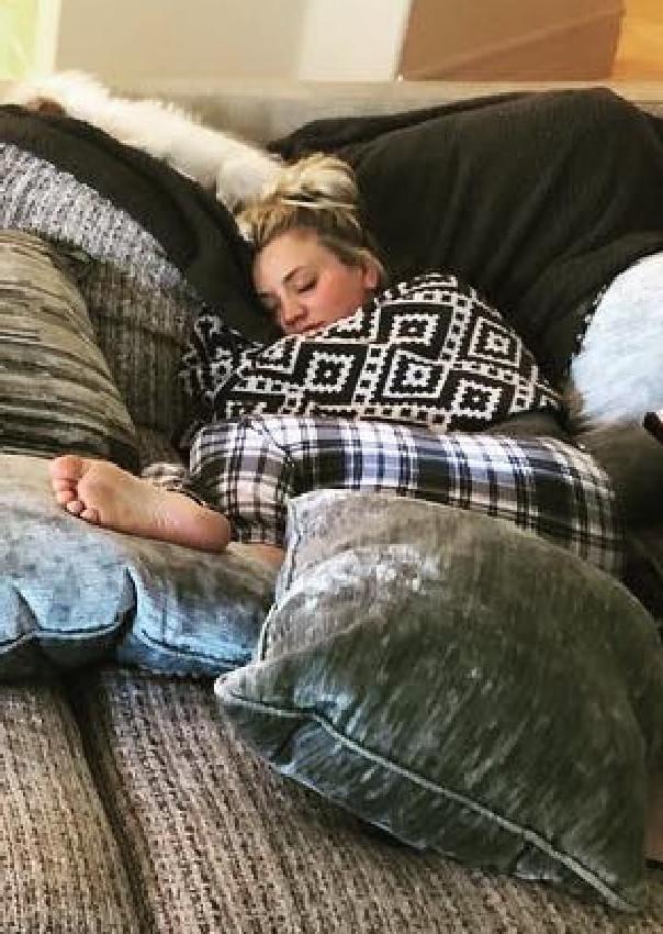 25P Kaley Cuoco 2 - Where would you cum your thick load on her