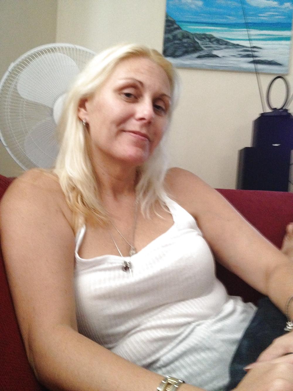 20P Hot Sexy Blonde Mature with her swinger friends 