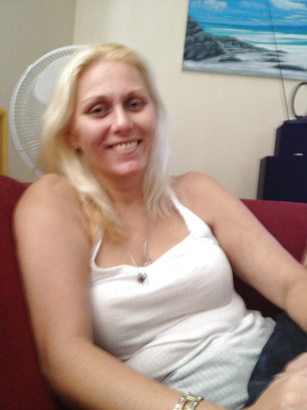 20P Hot Sexy Blonde Mature with her swinger friends 