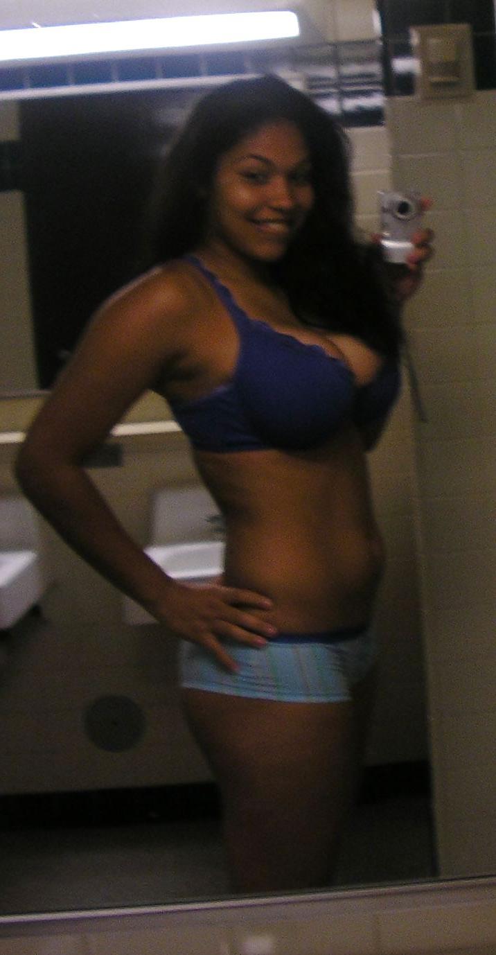 5P Sri lankan slut selfshot pics