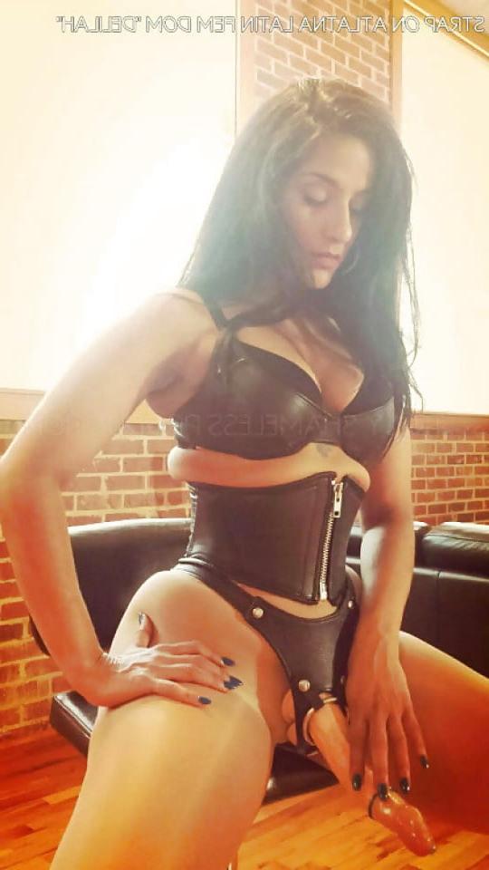 25P Women Wearing Strap-on 010