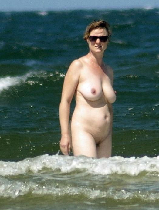 20P mature on the beach 9