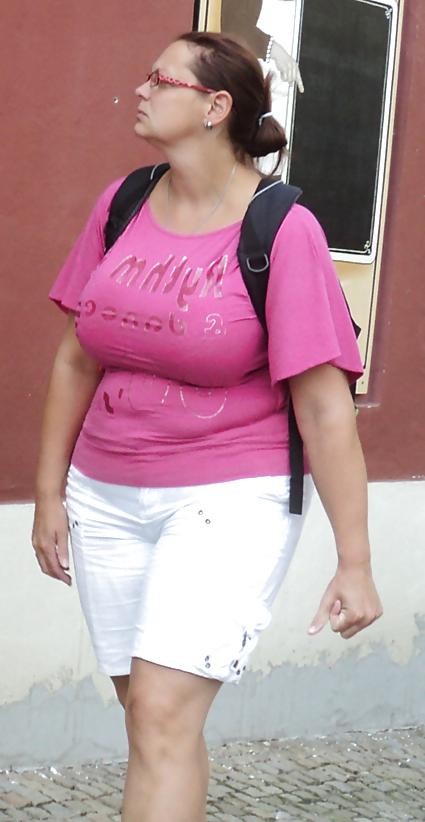 25P Voyeur Candid Street Shots - Big Boobs