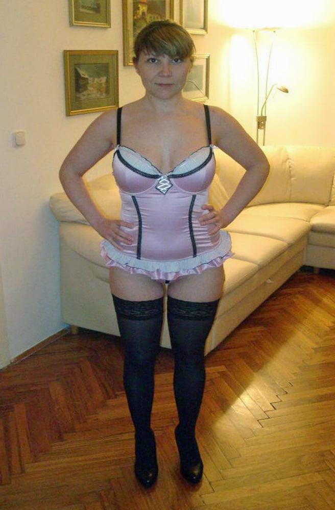 25P Posing and playing with a big dildo