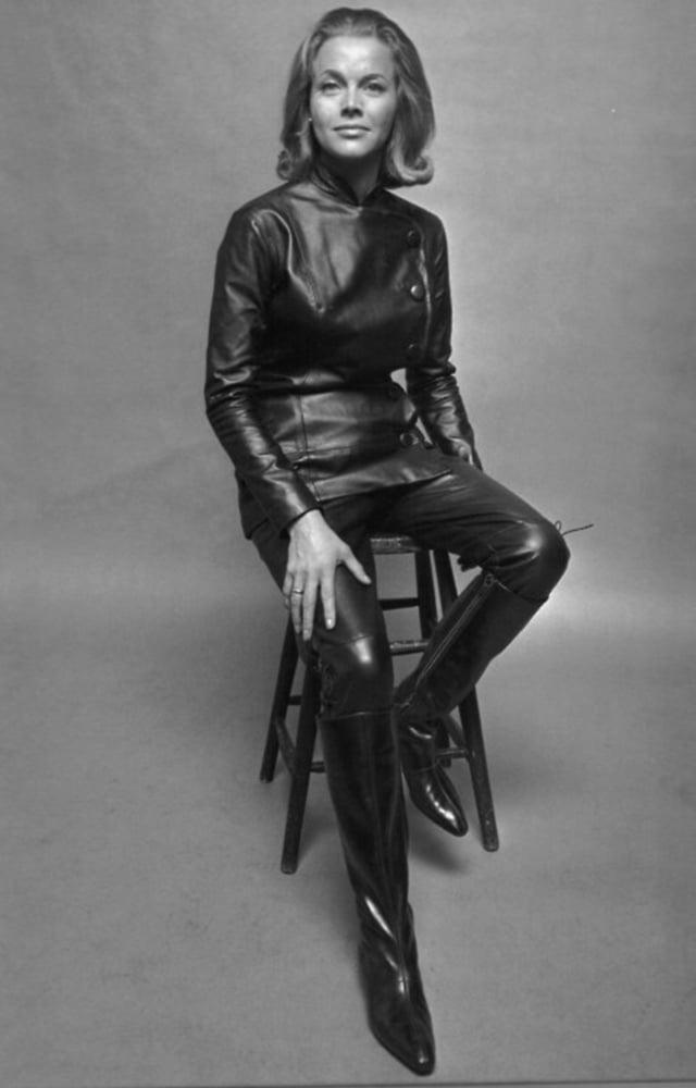 25P Celebrity - Honor Blackman - 007 Goldfinger The avengers