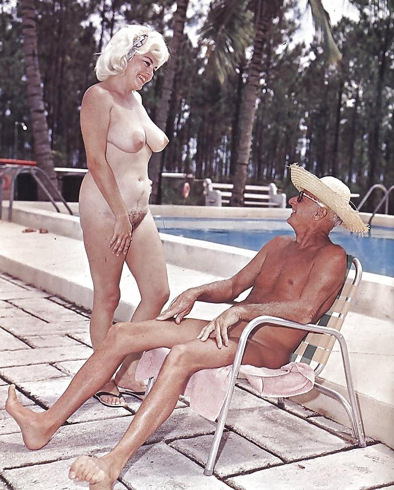 25P 699 old couples posing