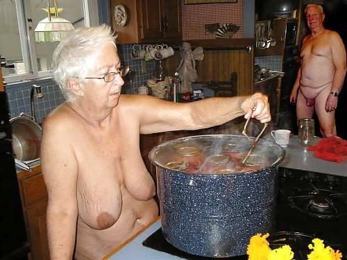 25P 699 old couples posing