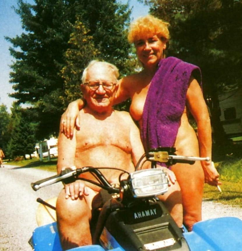 25P 699 old couples posing