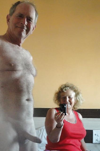 25P 699 old couples posing