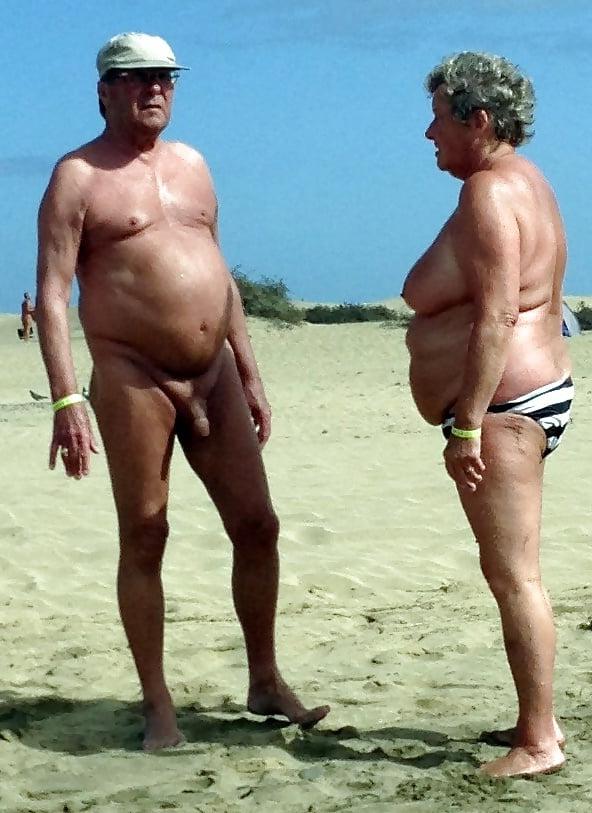 25P 699 old couples posing