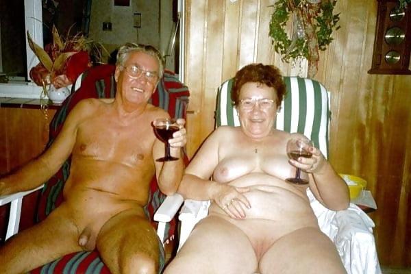 25P 699 old couples posing