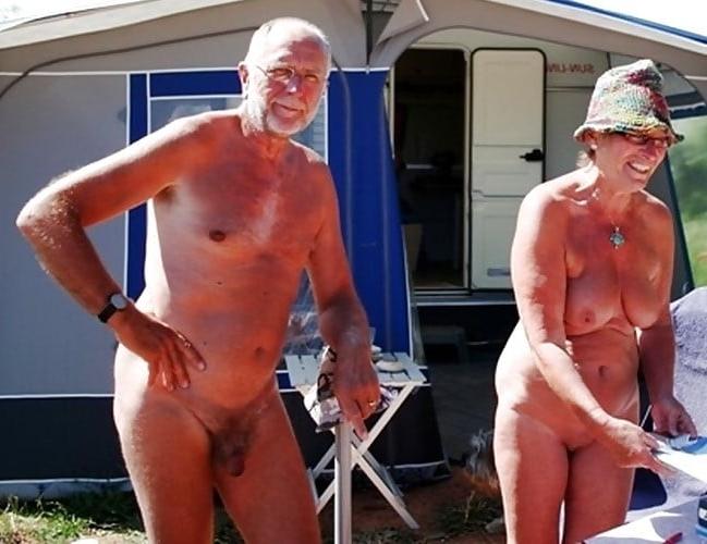 25P 699 old couples posing