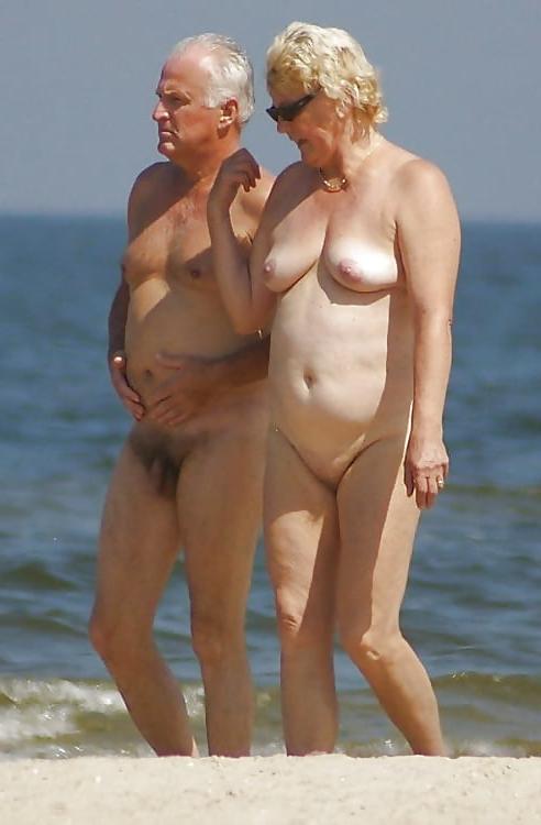 25P 699 old couples posing