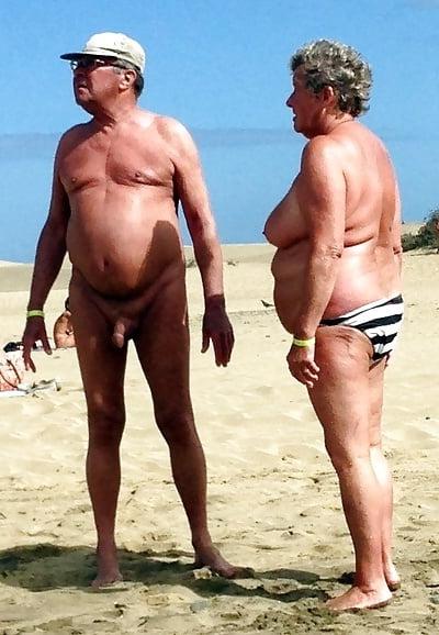 25P 699 old couples posing