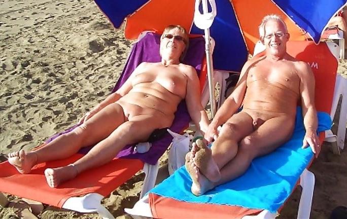 25P 699 old couples posing