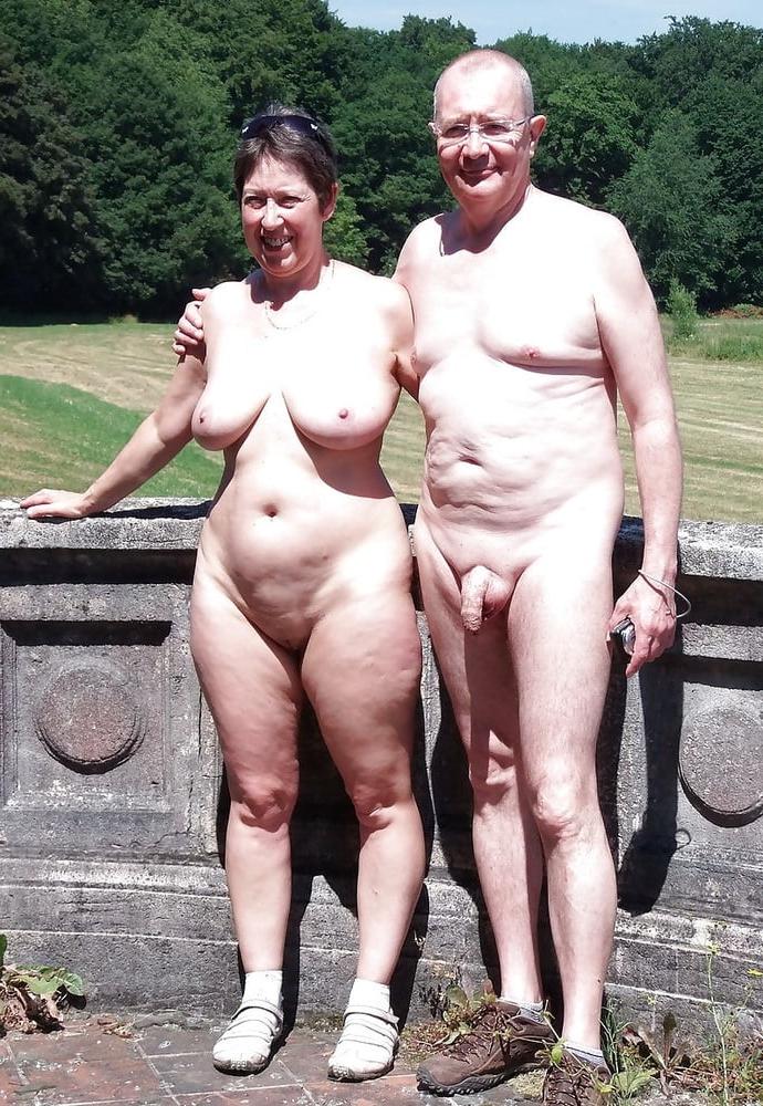 25P 699 old couples posing