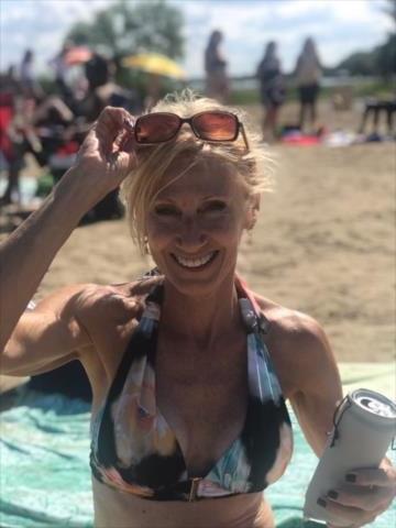 25P Mature Women In Bikinis (Set 1)