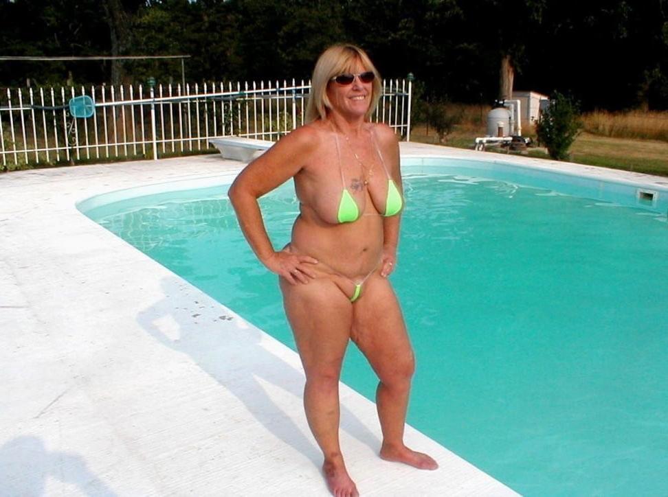 25P Mature Women In Bikinis (Set 1)