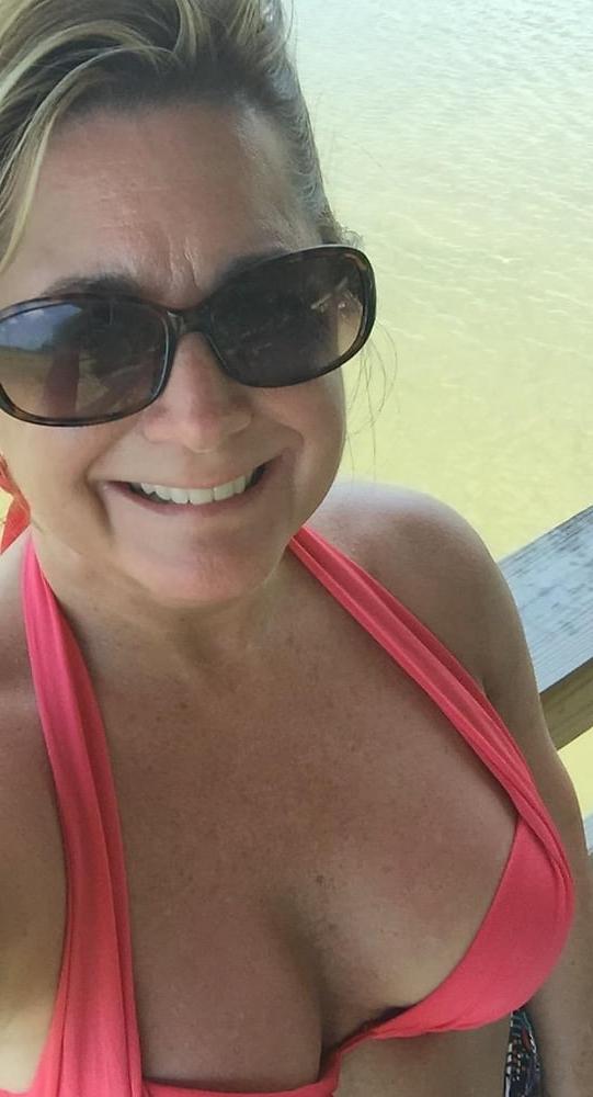 25P Mature Women In Bikinis (Set 1)