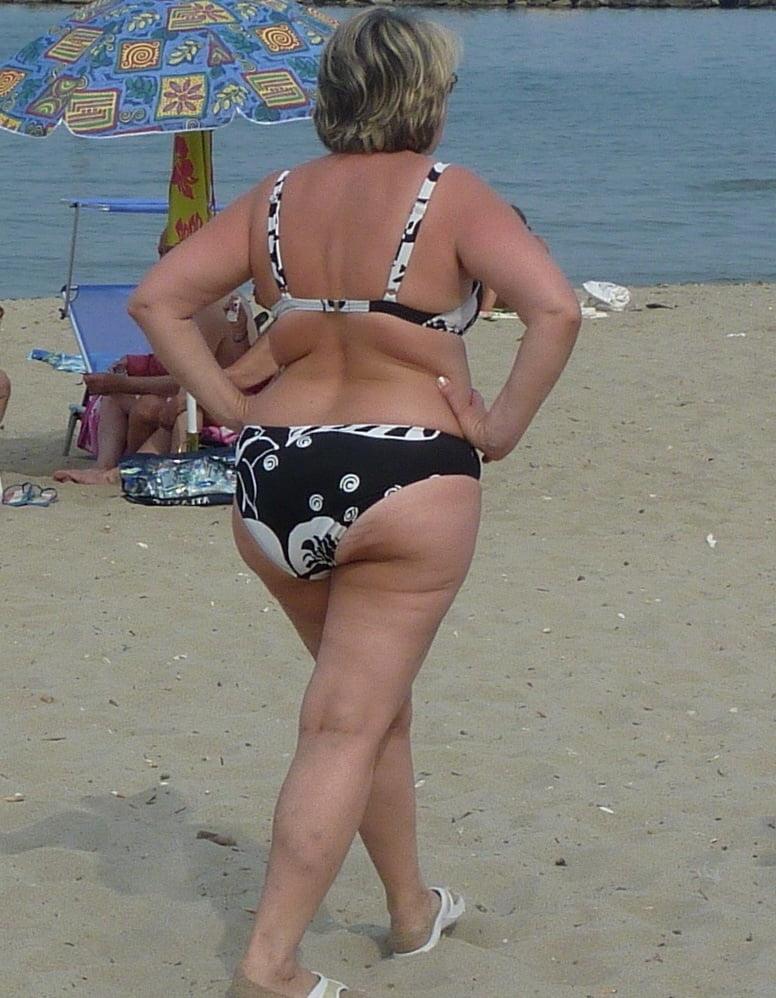25P Mature Women In Bikinis (Set 1)