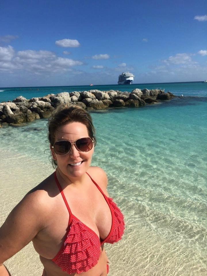 25P Mature Women In Bikinis (Set 1)