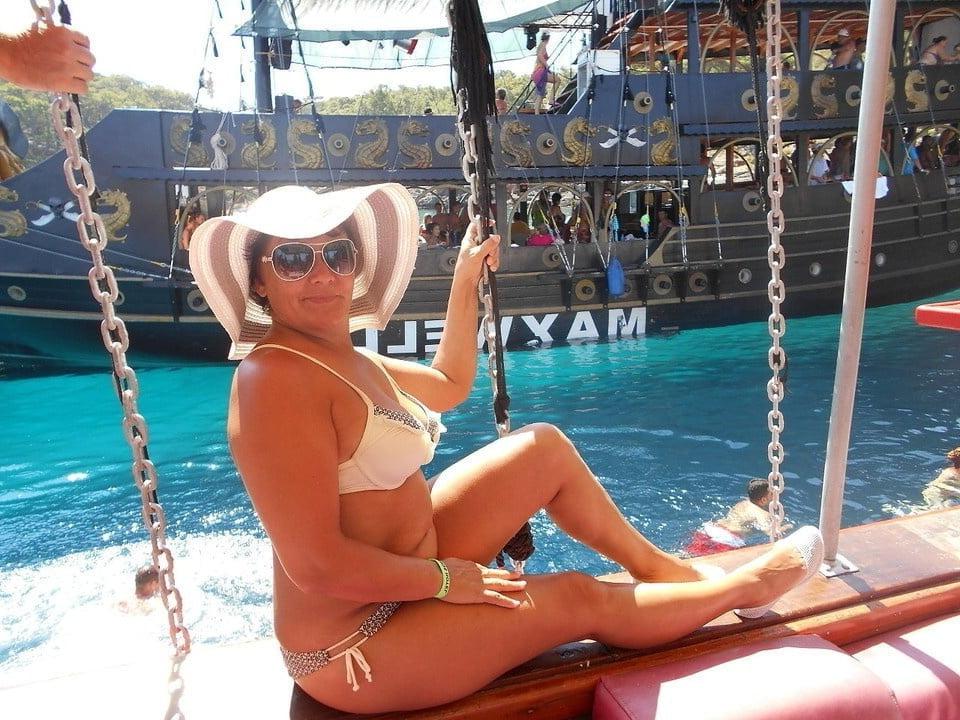 25P Mature Women In Bikinis (Set 1)