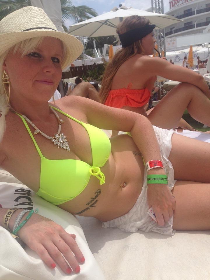 25P Mature Women In Bikinis (Set 1)