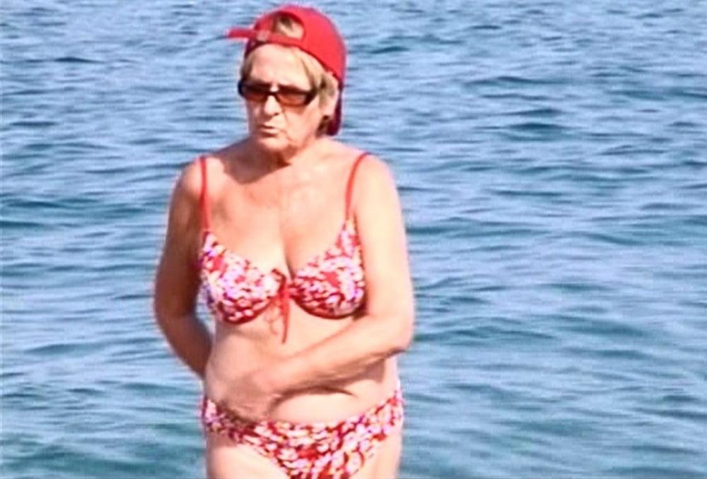 25P Mature Women In Bikinis (Set 1)