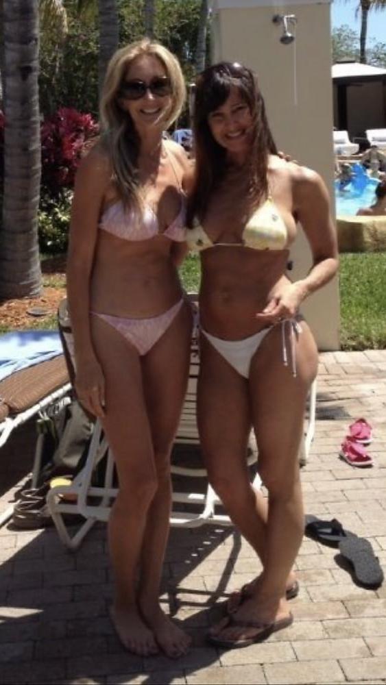 25P Mature Women In Bikinis (Set 1)