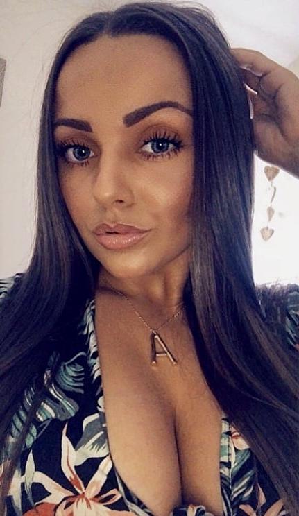 25P Busty Irish Brunette: Aideen