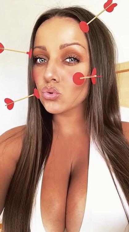 25P Busty Irish Brunette: Aideen