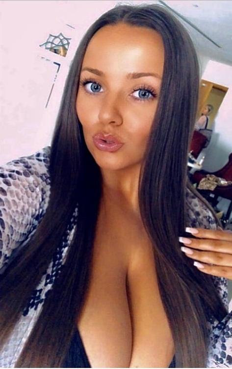 25P Busty Irish Brunette: Aideen