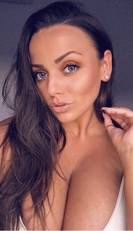 25P Busty Irish Brunette: Aideen