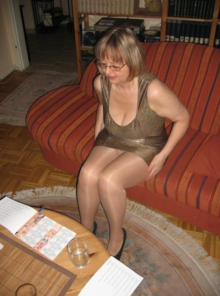 25P Mature in pantyhose, nylons, stockings, naylon corap 2