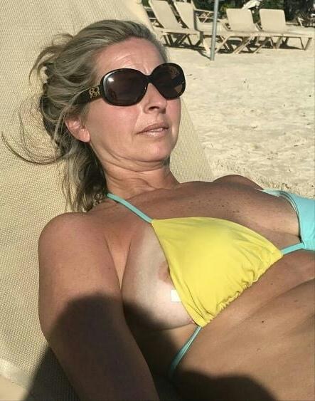 20P Mature ladies at the beach 4